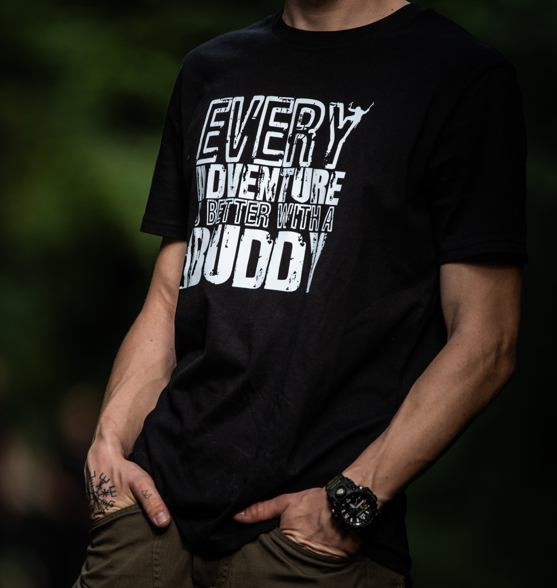 T-Shirt "EVERY ADVENTURE IS BETTER WITH A BUDDY" schwarz