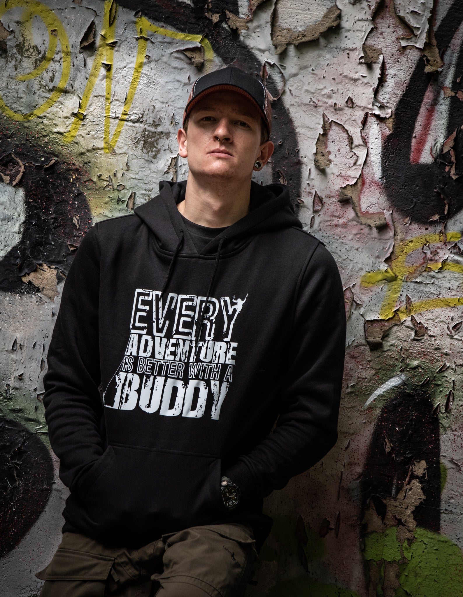 HOODIE "EVERY ADVENTURE IS BETTER WITH A BUDDY" schwarz